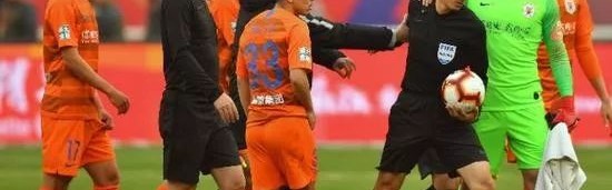  雷恩主场暴雨中战平对手 VAR判罚引发争议  