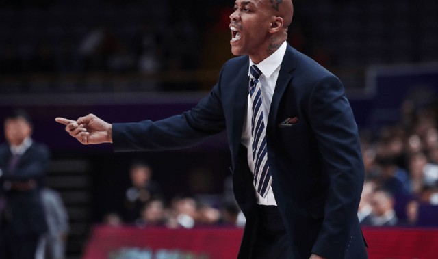  尼斯主帅赛后炮轰裁判，争议判罚引发舆论风波  