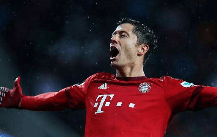  那不勒斯年轻前锋闪耀梅开二度  