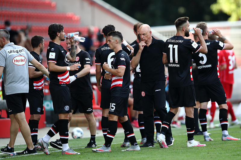  比勒菲尔德顽强守平班霸，保级路上抢得救命一分  